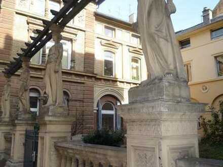 LOSLEBEN! / Dachgeschoss-Wohnung in historischem Stadtpalais