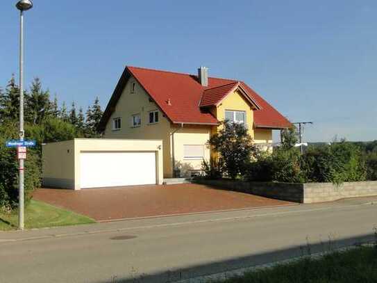 Schöne und neuwertige 3,5-Raum-Erdgeschosswohnung mit Balkon in Ehingen (Donau)