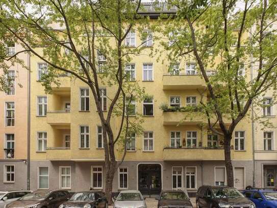 Live in the heart of Berlin! Top renovated and beautifully furnished aprt with old building charm