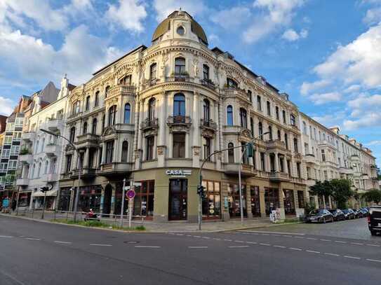 Geräumige, stilvolle 7-Raum-Wohnung mit Balkon und Einbauküche in Berlin Steglitz