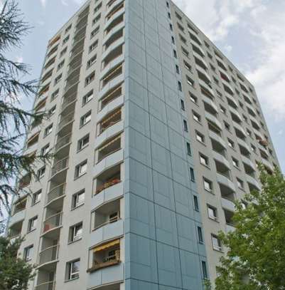 1 Zimmer mit Balkon und großer Küche mit Fenster - los gehts!