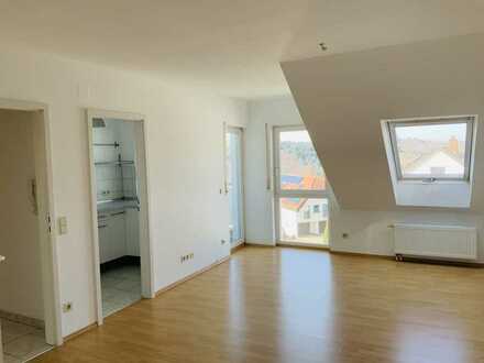 Helle DG-Wohnung mit Balkon, Stellplatz und Fernsicht