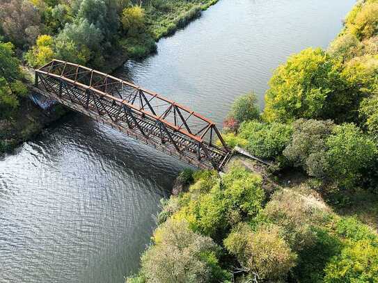 Grundstück mit denkmalgeschützter Eisenbahnbrücke