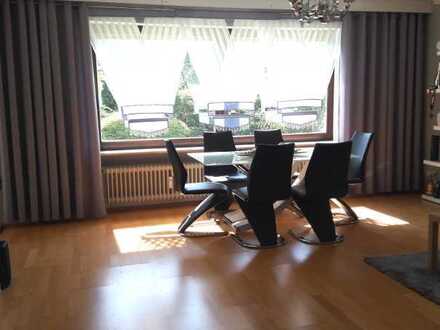 Sonnige 5 Zimmerwohnung mit großem Balkon und Garage