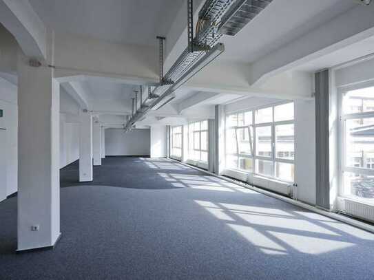 Offen gestaltete Büroflächen in urbaner Fabrik in Rödelheim