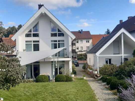 Moderngeschnittenes Einfamilienhaus mit Altbau und Traumgarten