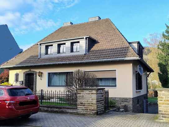 Einfamilienhaus im Landhausstil mit Walmdach in Bonn-Oberkassel