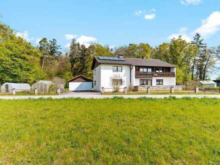 Sonniges Zweifamilienhaus mit großem Grundstück
in direkter Waldrandlage und 
zwei abgeschlossenen