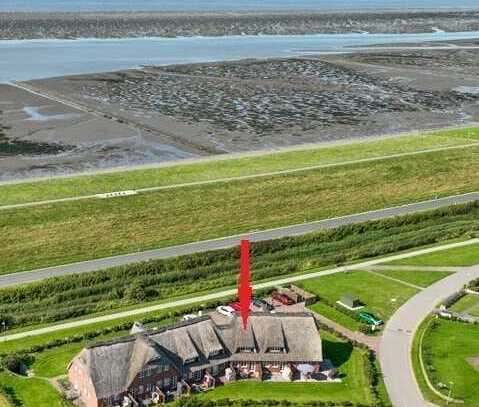 Direkt hinter dem Naturerbe Wattenmeer – landschaftstypisches Reihenmittelhaus unter Reet!