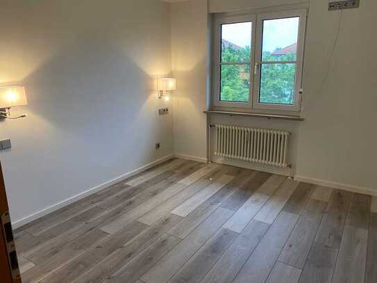 Schöne 2-Raum-Dachgeschoss-Galerie-Wohnung mit EBK und Balkon in Unterföhring