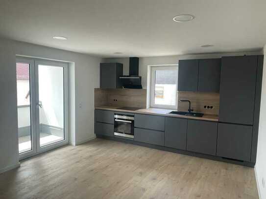 Erstbezug: Kernsanierte 2-Zimmer Wohnung mit Fußbodenheizung ,Balkon und neuer Küche zu vermieten
