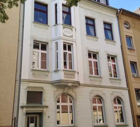 Du-Mitte, Spitzenwohnung in Top-Lage im Altbau mit Jugenstilfassade mit Balkon + kleinem Garten