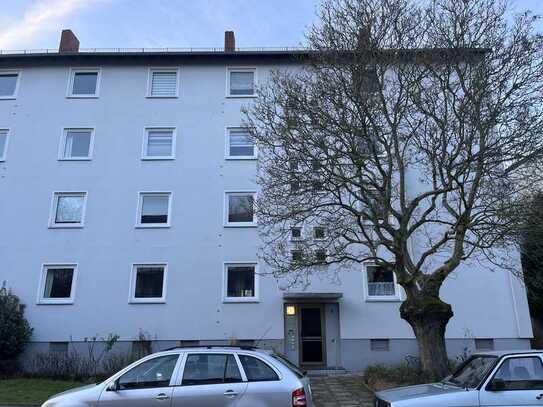 Sehr gepflegte, gut geschnittene 3-Raum-Hochparterre-Wohnung mit Balkon & Einbauküche in Bremen