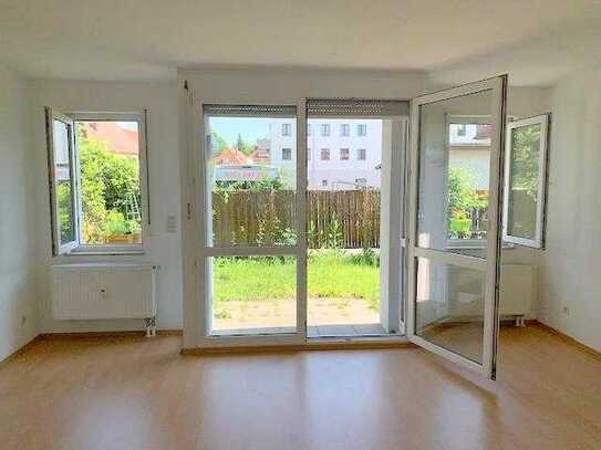 Kleine 1-Zimmer-Wohnung mit sonniger Terrasse, Laminatboden, offener Küche & Bad mit Dusche