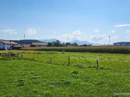 Exklusives Baugrundstück in ruhiger Sackgasse mit unverbaubarem Blick auf die Chiemgauer Berge!