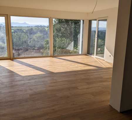 Erstbezug: Helle 3,5-Zimmer-Erdgeschoss mit Weitblick und wunderschöner Terrasse mit Gartenzugang