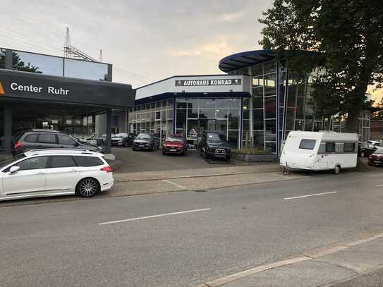 Modernes repräsentatives Autohaus mit Werkstatt