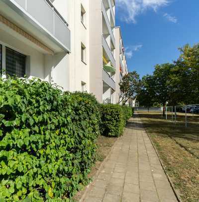 Moderne 3-Raum Wohnung mit Badewanne und Balkon.