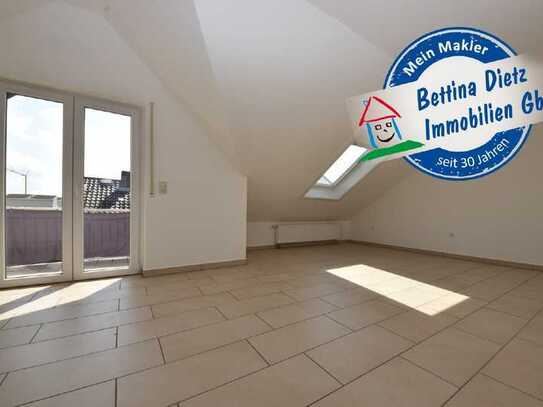 DIETZ: 2-Zimmer-Dachgeschosswohnung mit Balkon, Einbauküche und PKW-Stellplatz!