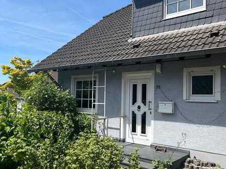 UNVERBAUBARE LAGE - MIT BLICK INS GRÜNE - WUNDERSCHÖNE DOPPELHAUSHÄLFTE MIT KLEINER EINLIEGERWOHNUNG