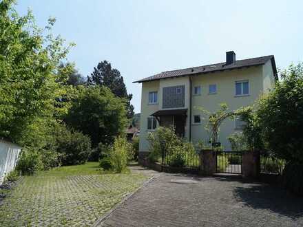 Ein - Zweifamilienhaus mit Blick auf die Burg Trifels