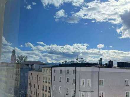 Galerie-WHG im Herzen Rosenheims mit Bergblick