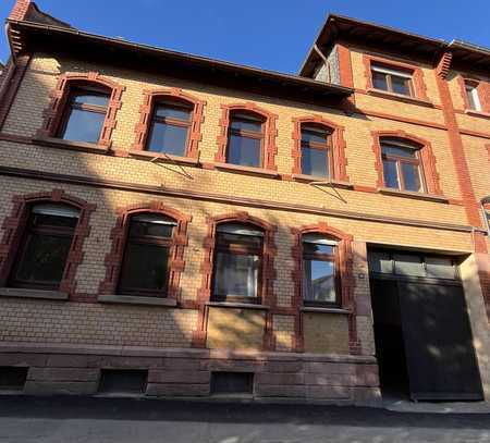 Im Ortskern von Bieber: 3-Familien-Haus mit Charme und Potential
