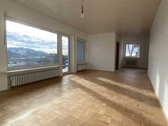 Sehr helle 4-Zimmer-Wohnung mit Balkon und traumhaftem Blick auf den Bogenberg