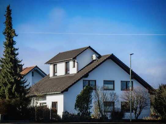 Energieeffizientes Zweifamilienhaus mit luxuriöser Ausstattung, großer Garten – Sauna, Klima, Alarm