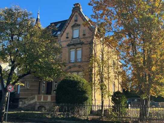 Helle, zentral gelegene 2-Zimmer-Wohnung leerstehend in der ehemaligen Villa Kuttler. DENKMALSCHUTZ