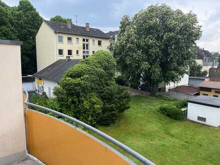 Geschmackvolle Wohnung mit drei Zimmern sowie Balkon und Einbauküche in Frankfurt am Main