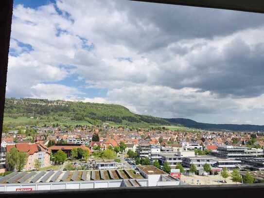 Wohnen mit Aussicht! Helle, gepflegte 2,5 Zimmer Wohnung mit 2 Balkonen und EBK in Spaichingen