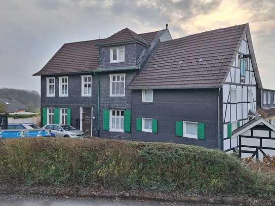 Charmante Altbauwohnung in dörflicher und zentraler Lage. 
2 Zimmer, Essdiele, Bad mit Fenster