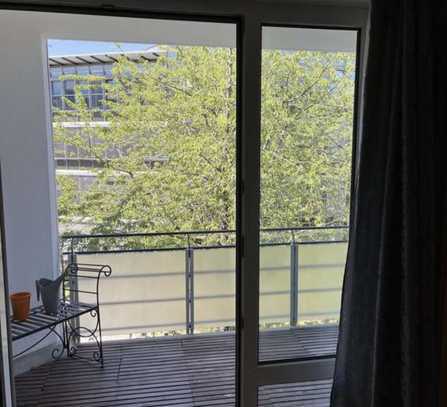 Geschmackvolle Etagenwohnung mit großem Balkon und zwei Zimmern in der Nähe des Olympiaparks