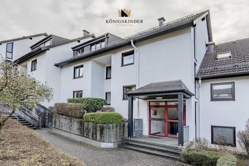 Renovierte 3,5-Zimmer-Wohnung mit Garten, Terrasse, Hobbyraum und TG-Stellplatz