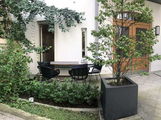 Traumhafte teilmöblierte Altbau-Wohnung mit Terrasse vis-a-vis der Maximilianstrasse