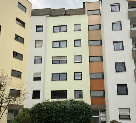 Hübsche, neu renovierte 3-Zimmer-Wohnung mit großem Balkon!