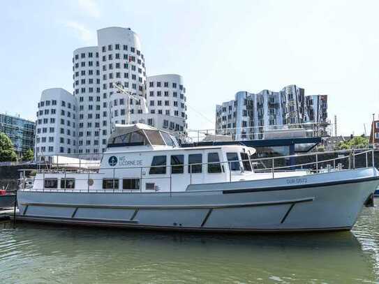 Schwimmendes OFFICE und Eventlocation im Medienhafen