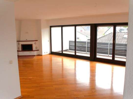 Großzügige Wohnung für anspruchsvolle Mieter, 5 Zi, 2 Bäder, 1 Balkon, 1 Terrasse, 1 offener Kamin