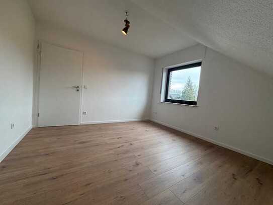 Geräumige Dachgeschosswohnung in einem 2-FH in Gütersloh-Sundern