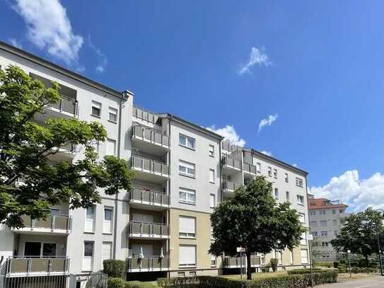 Helle 4 Zimmer-Wohnung mit Balkon und 2 TG-Stellplätzen