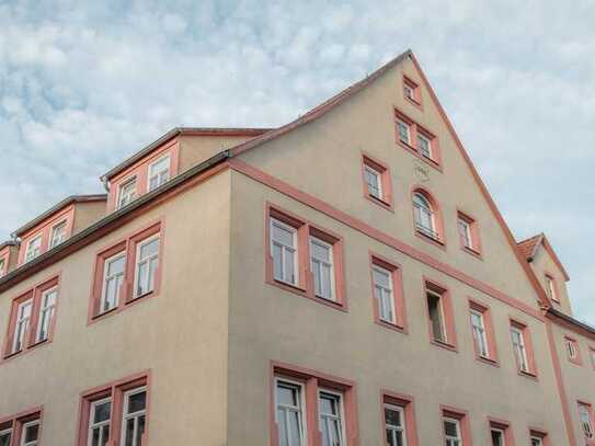 Freundliche 4-Zimmer-Dachgeschosswohnung mit Balkon und Einbauküche in Gotha