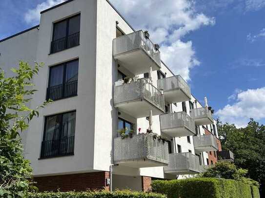 Stilvolle, neuwertige 2-Zimmer-Terrassenwohnung mit wohnungseigenem, kleinen Garten. Provisionsfrei!