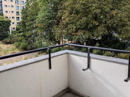 2 ZIMMERWOHNUNG - BALKON - MIT POTENTIAL - BEZUGSFREI