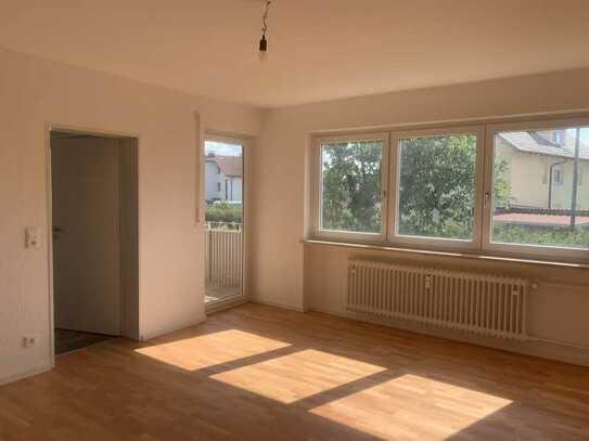 Renovierte Wohnung mit zwei Zimmern sowie Balkon und EBK in Strullendorf