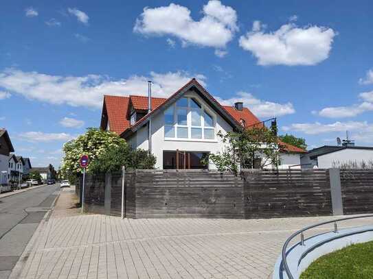 Geräumige EG-Wohnung mit fünf Zimmern, eigenem Garten, großer Terrasse und Einbauküche in Einhausen