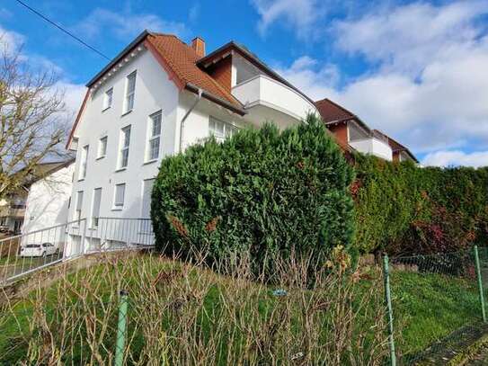 Bildschöne 4-Zimmer-Wohnung mit Terrasse, Garten und Garage