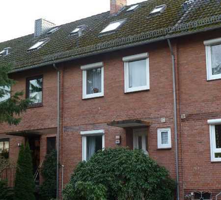 Gemütliches Reihenmittelhaus in ruhiger Lage mit Balkonterrasse, schönem Garten, Keller und Garage