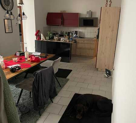 Ideal für max. zwei Personen
modernisierte 2- Zimmer- Altbauwohnung, Terrasse, Maisonette-Charakter