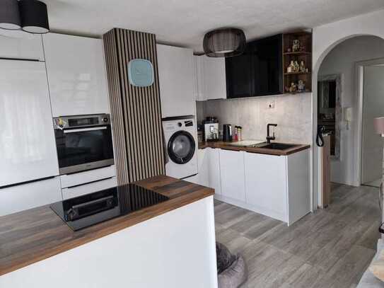 Schöne 2,5-3 Zimmer-Maisonette DG-Wohnung mit Terrasse und Klimaanlage